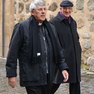 E-_web_religionenlibertad.com_html_imagenes_fotosdeldia_12418_don_braulio_ensena_toledo_al_obispo_dominique_rey