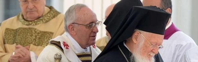 E-_web_religionenlibertad.com_html_imagenes_fotosdeldia_13055_saludo_al_katolikos_karekin_y_al_patriarca_bartolome_en_la_misa_inaugural