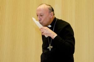 Besando la Imagen de la virgen donde portaban el agua. 