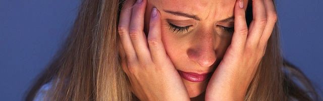 E-_web_religionenlibertad.com_html_imagenes_fotosdeldia_11429_mujer_triste_y_desolada