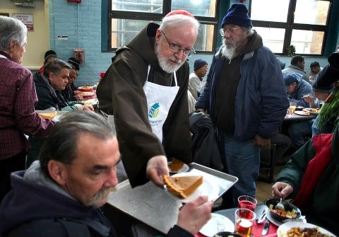 Cardenal O´Malley trabajando de mesero en un comedor para pobresde su arquidiócesis.