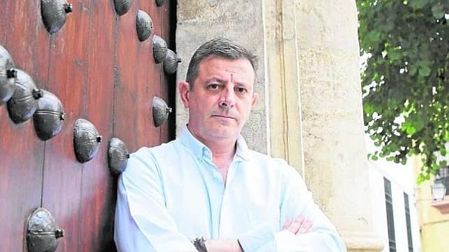 R. SERRANO Álvaro Martínez Moreno, en la puerta de la iglesia de San Juan