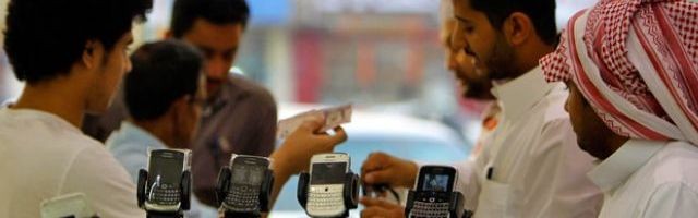 E--web-religionenlibertad.com-html-imagenes-fotosdeldia-13620_los_jovenes_con_tecnologia_saltan_fronteras_en_arabia_saudi