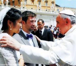 Novios y Papa Francisco