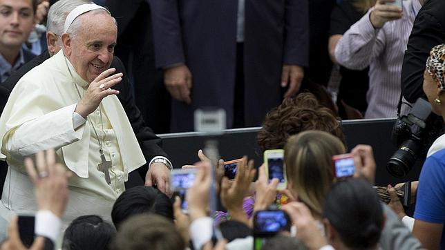 EFE El Papa Francisco saluda a sus seguidores de comenzar su pasada audiencia pública de los miércoles en el Aula Nervi (Vaticano)