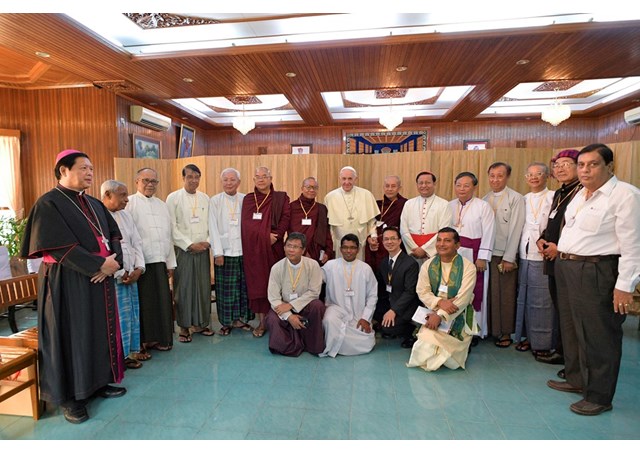 El-Papa-con-líderes-religiosos-en-Yangon-Myanmar.-Radio-Vaticano