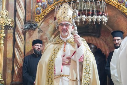 El cardenal Pizzaballa, Patriarca Latino de Jerusalén, en el Santo Sepulcro en la Pascua de 2025